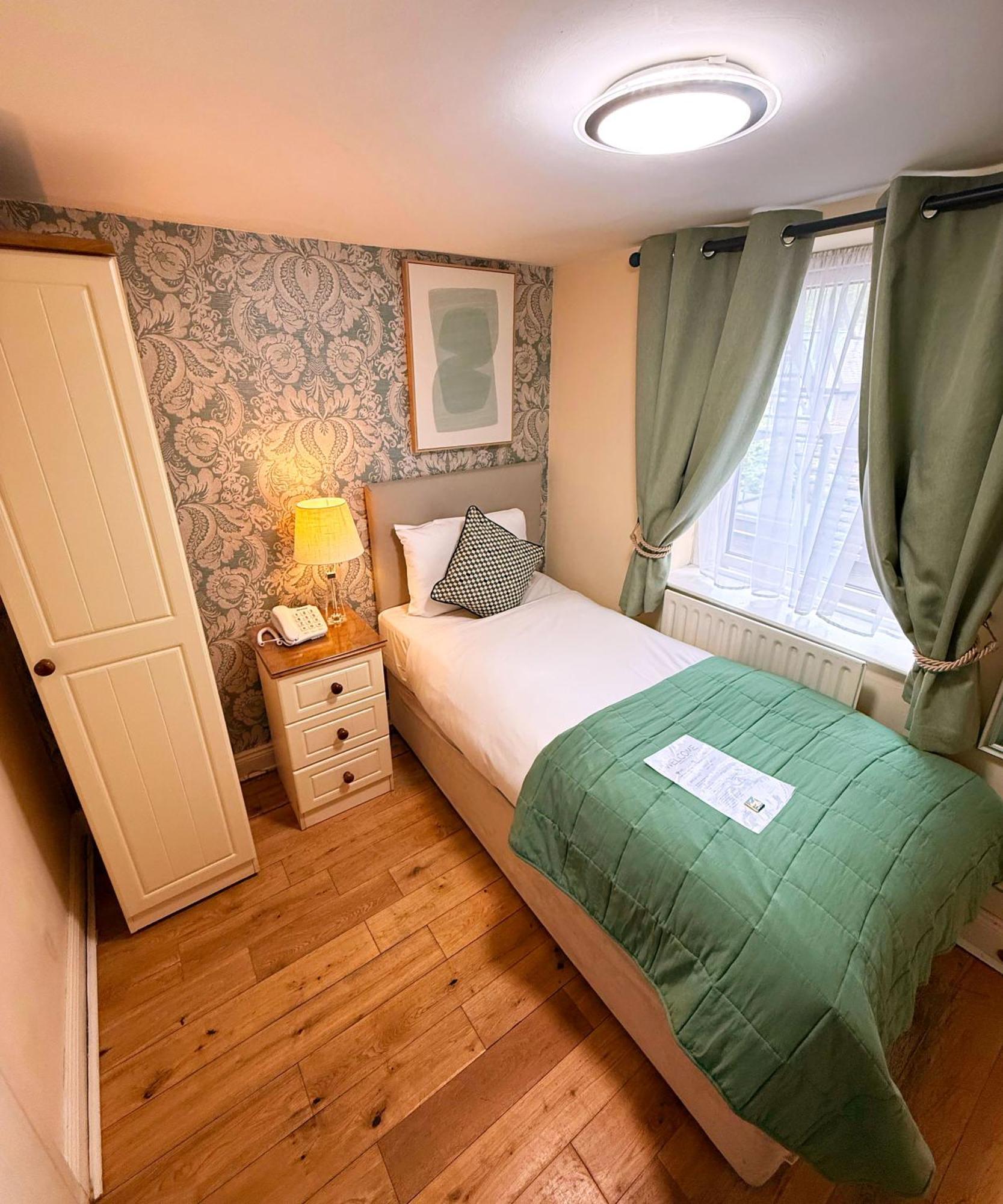 Waterloo Hotel 3*